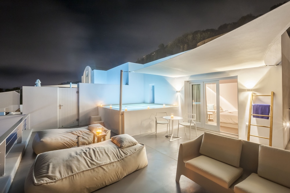 Santorini Heights — Hotel rooms in Perissa, South Aegean