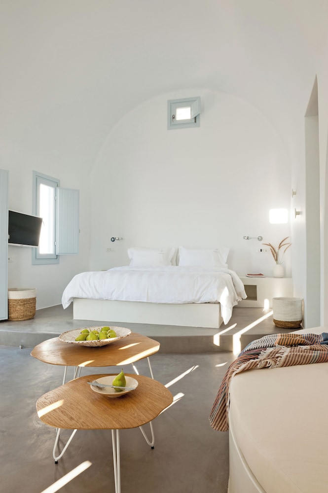 Santorini Heights — Hotel rooms in Perissa, South Aegean