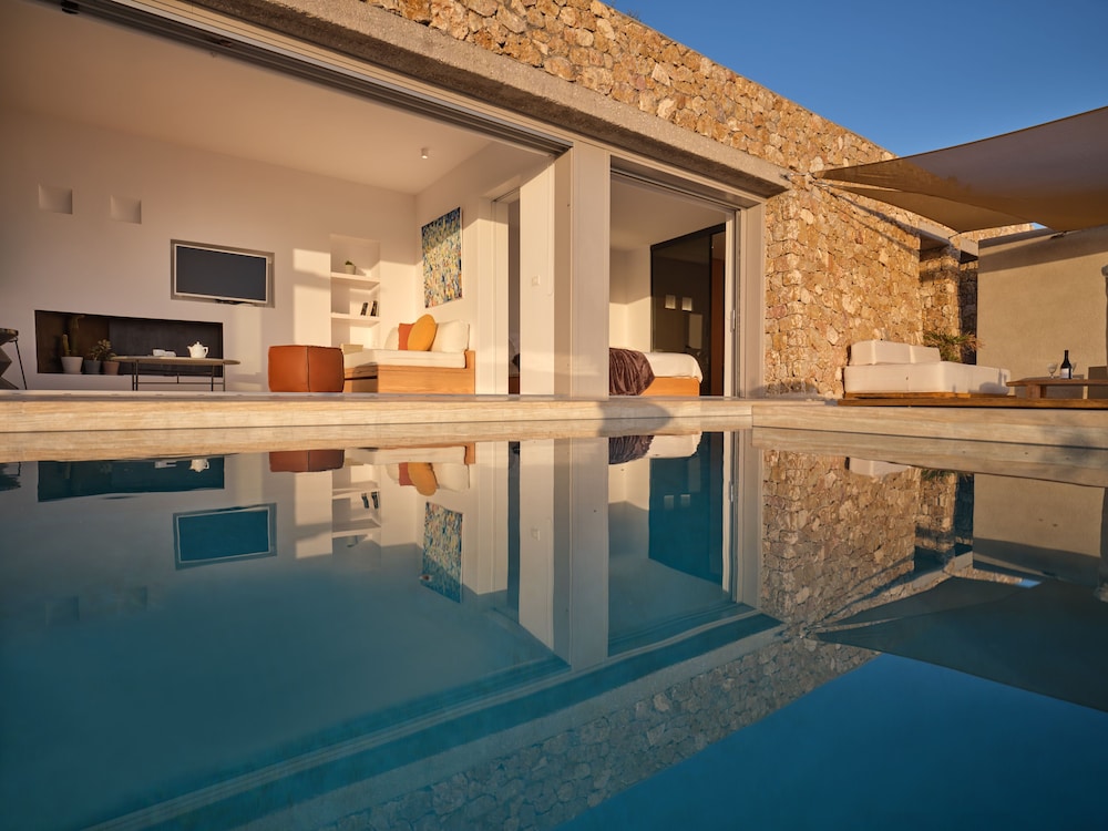 Santorini Heights — Hotel rooms in Perissa, South Aegean