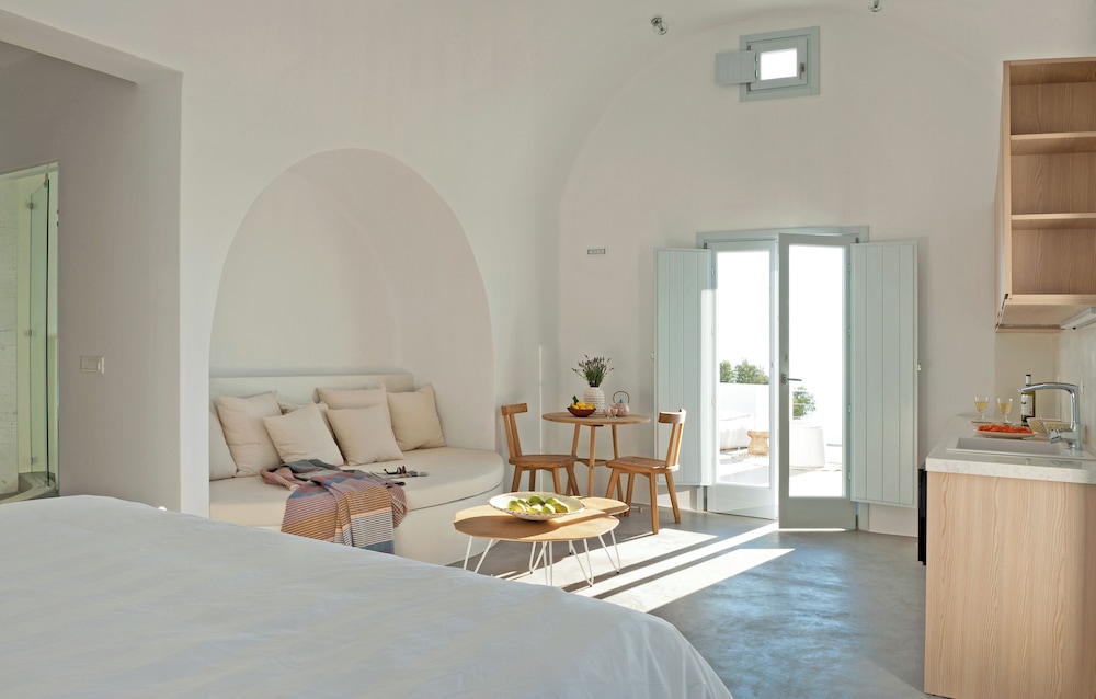 Santorini Heights — Hotel rooms in Perissa, South Aegean
