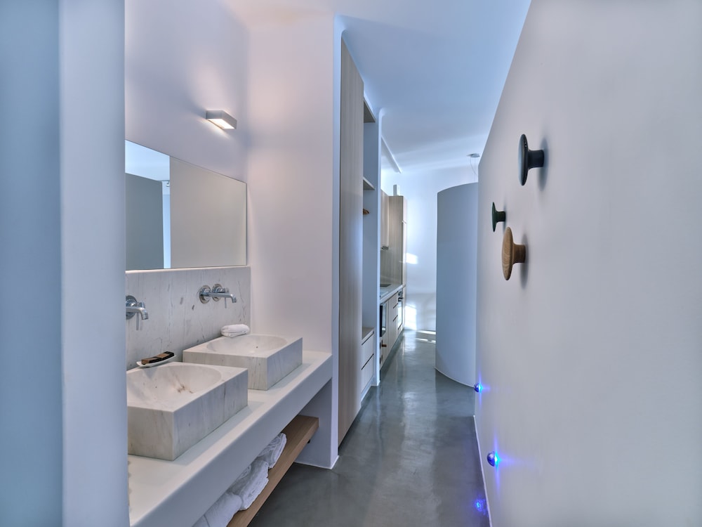 Santorini Heights — Hotel rooms in Perissa, South Aegean