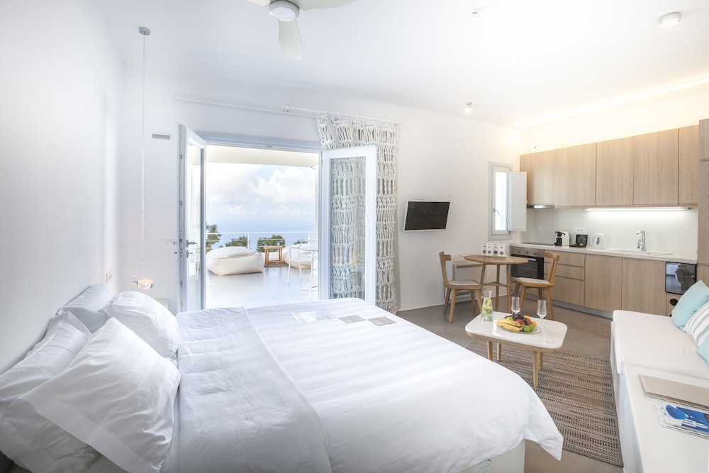 Santorini Heights — Hotel rooms in Perissa, South Aegean