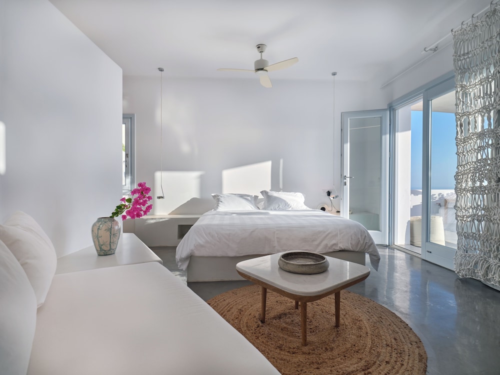 Santorini Heights — Hotel rooms in Perissa, South Aegean