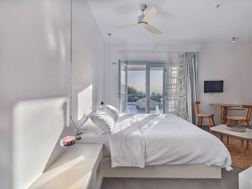 Santorini Heights — Hotel rooms in Perissa, South Aegean