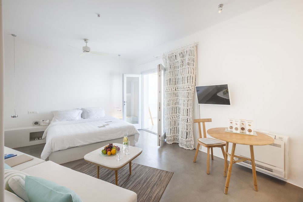 Santorini Heights — Hotel rooms in Perissa, South Aegean