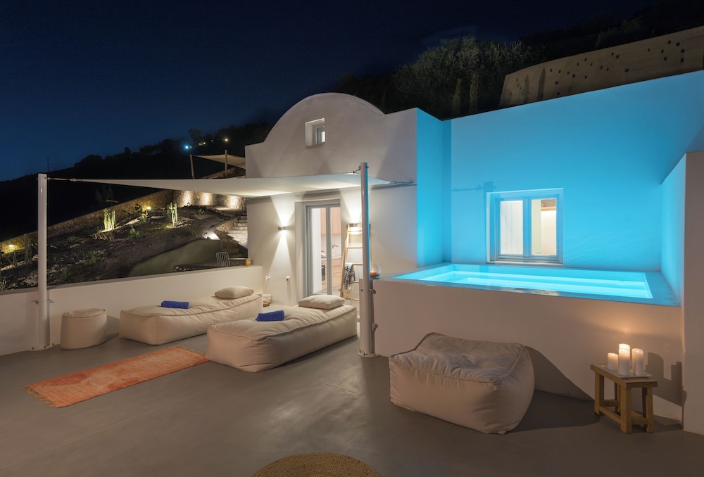 Santorini Heights — Hotel building in Perissa, South Aegean