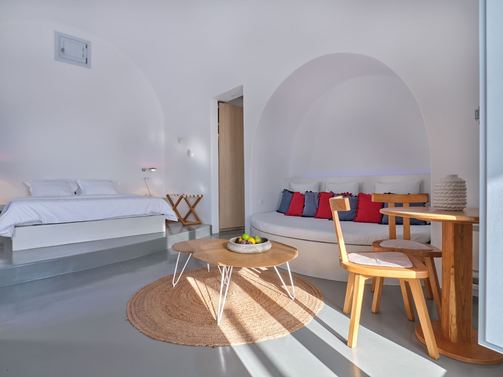 Santorini Heights — Hotel rooms in Perissa, South Aegean
