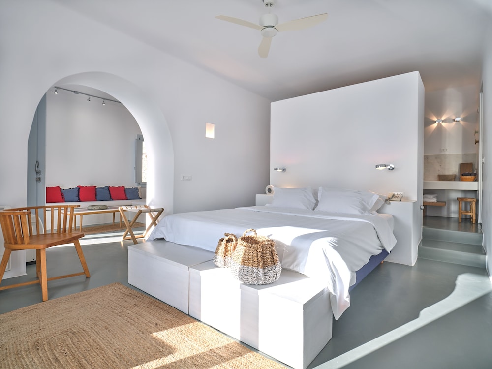 Santorini Heights — Hotel rooms in Perissa, South Aegean