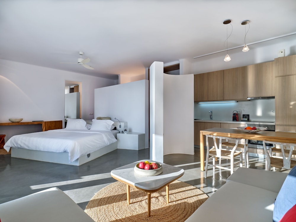 Santorini Heights — Hotel rooms in Perissa, South Aegean