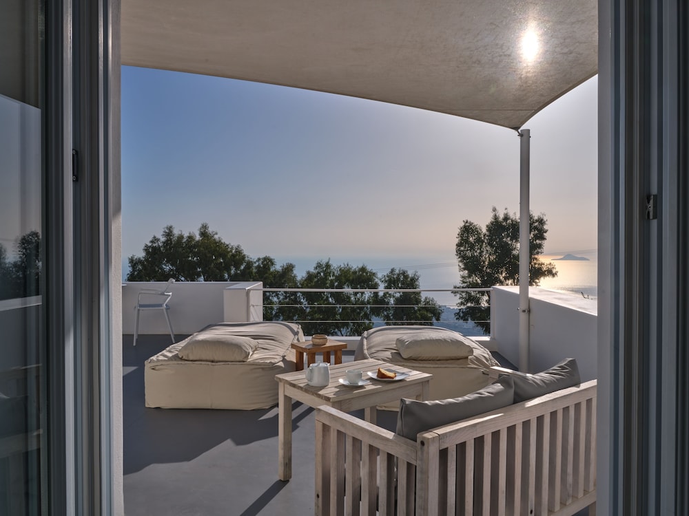 Santorini Heights — Hotel rooms in Perissa, South Aegean
