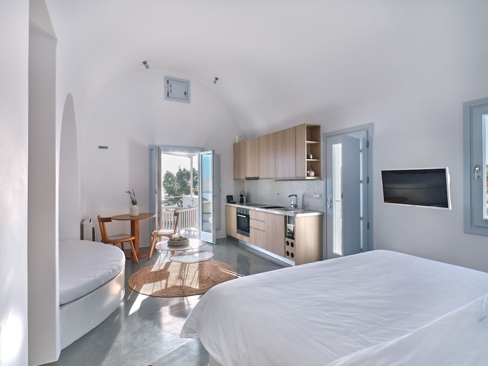 Santorini Heights — Hotel rooms in Perissa, South Aegean