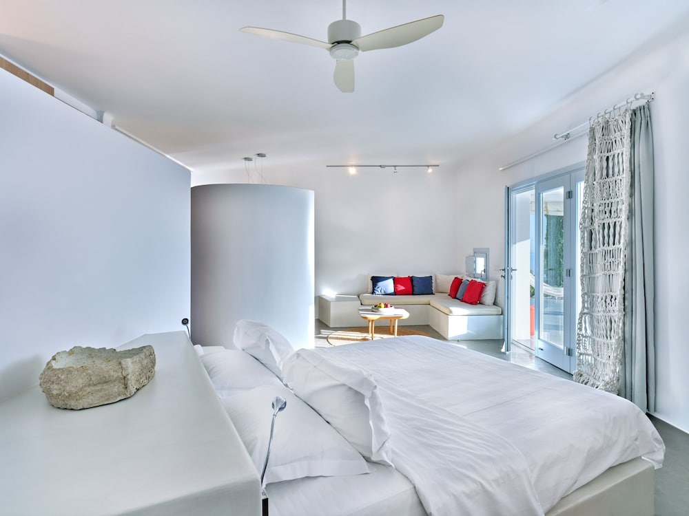 Santorini Heights — Hotel rooms in Perissa, South Aegean