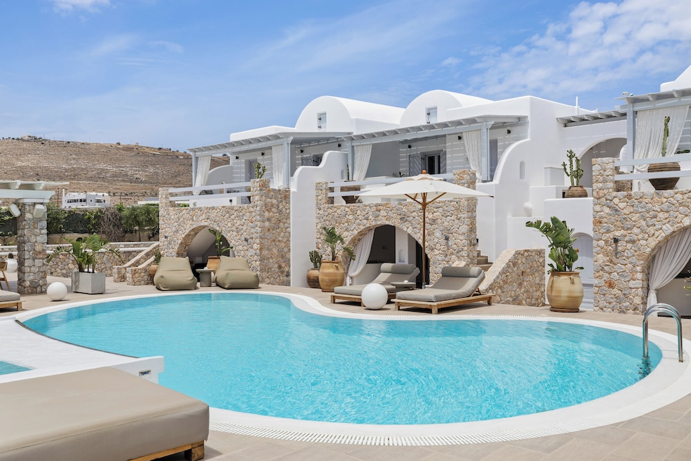 Orabel Suites — Swimming pool in Aghios Georgios (Santorini), South Aegean