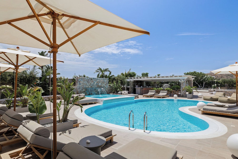 Orabel Suites — Swimming pool in Aghios Georgios (Santorini), South Aegean