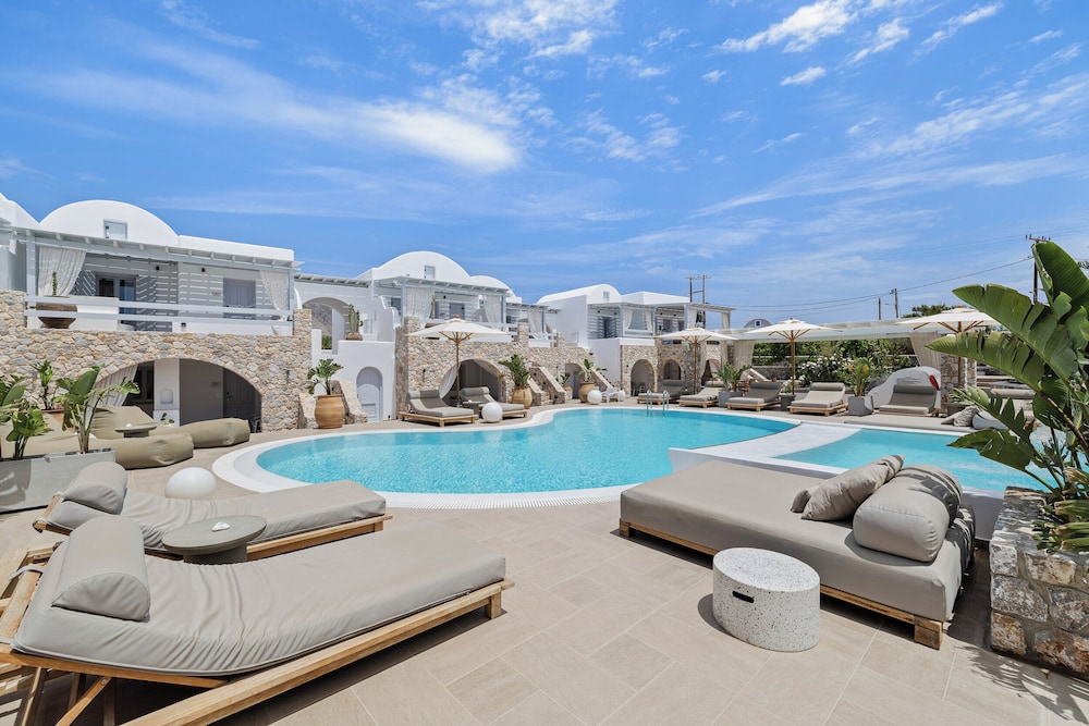Orabel Suites — Swimming pool in Aghios Georgios (Santorini), South Aegean