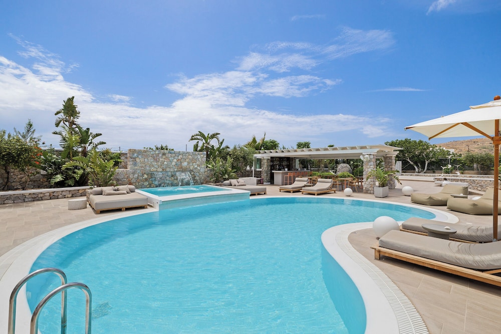 Orabel Suites — Swimming pool in Aghios Georgios (Santorini), South Aegean