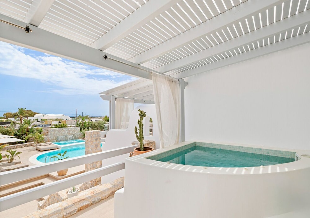 Orabel Suites — Swimming pool in Aghios Georgios (Santorini), South Aegean