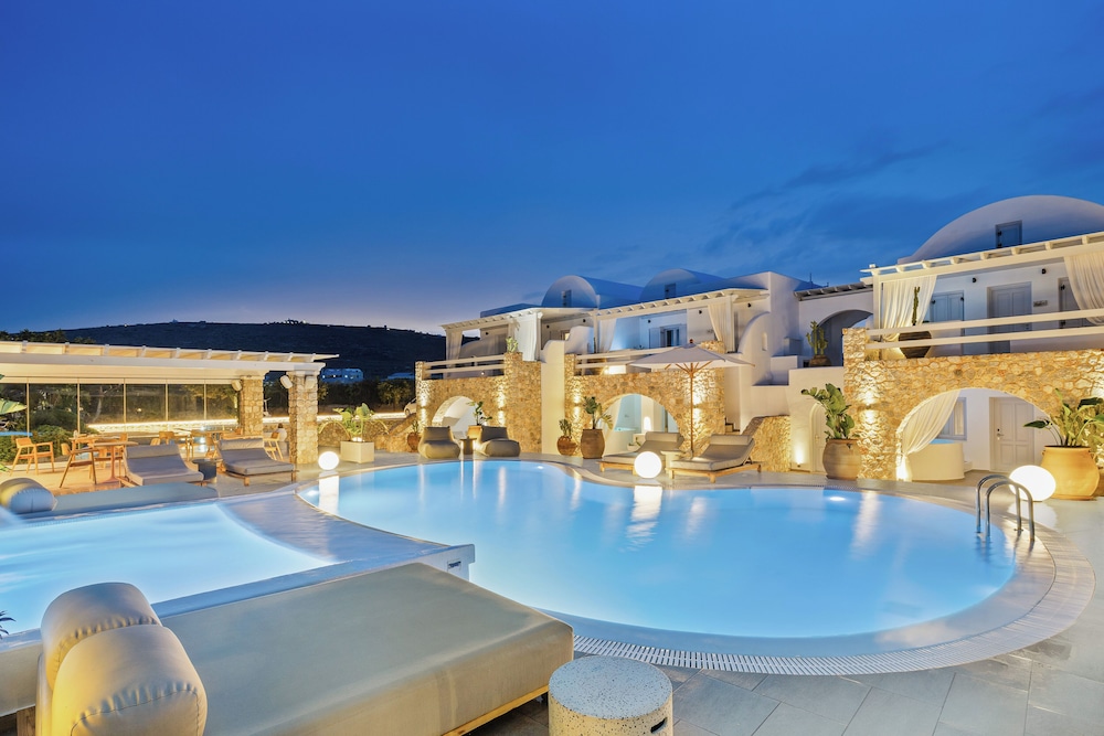 Orabel Suites — Swimming pool in Aghios Georgios (Santorini), South Aegean