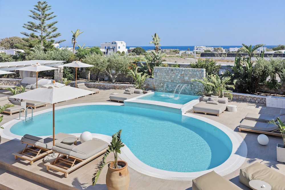 Orabel Suites — Swimming pool in Aghios Georgios (Santorini), South Aegean