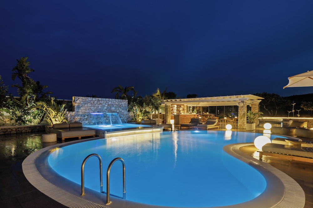 Orabel Suites — Swimming pool in Aghios Georgios (Santorini), South Aegean