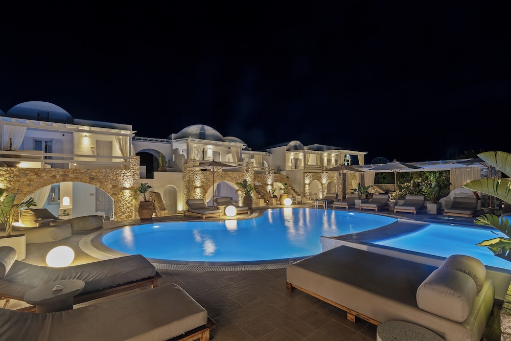 Orabel Suites — Swimming pool in Aghios Georgios (Santorini), South Aegean