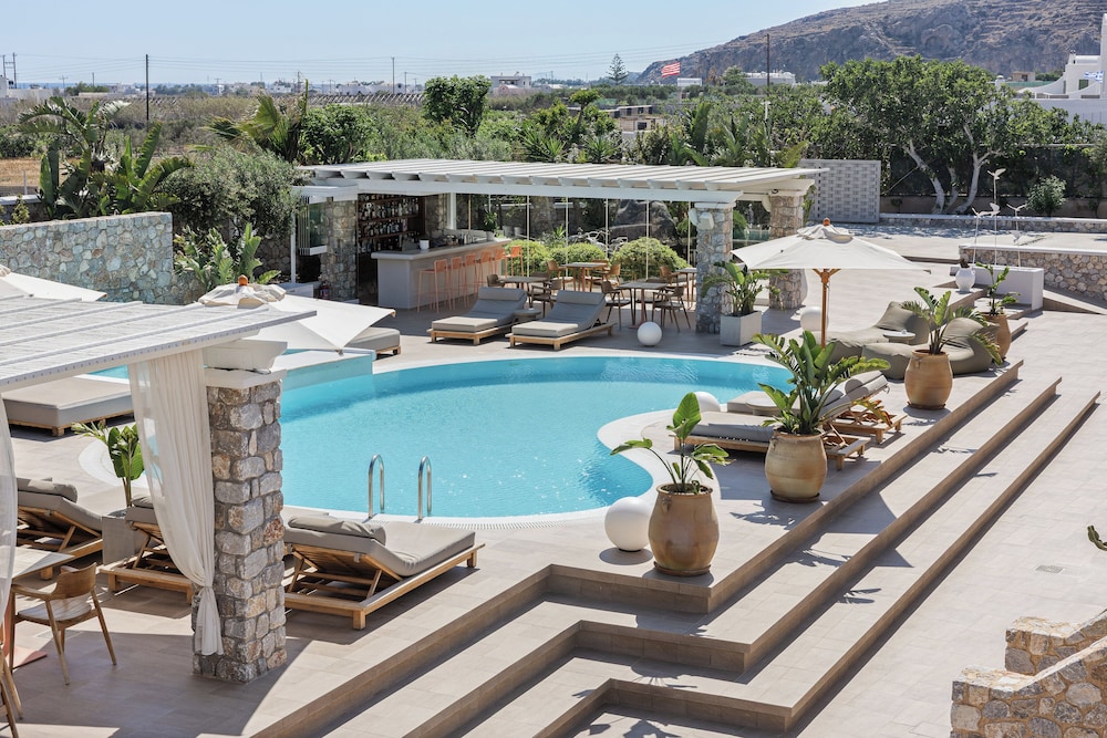 Orabel Suites — Swimming pool in Aghios Georgios (Santorini), South Aegean