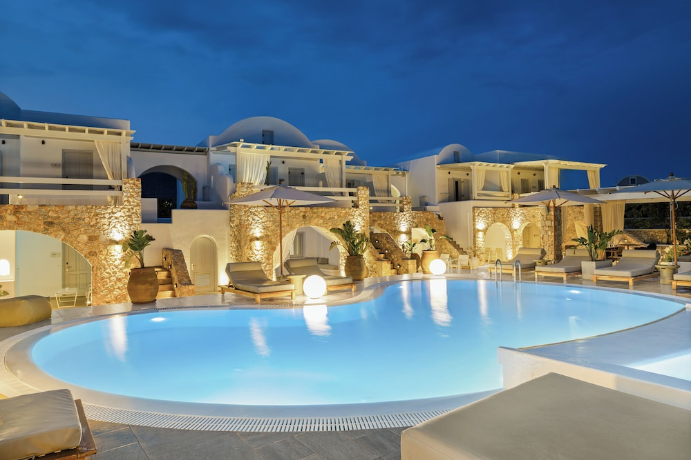 Orabel Suites — Swimming pool in Aghios Georgios (Santorini), South Aegean