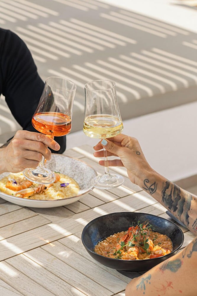Orabel Suites — Restaurant & bars in Aghios Georgios (Santorini), South Aegean