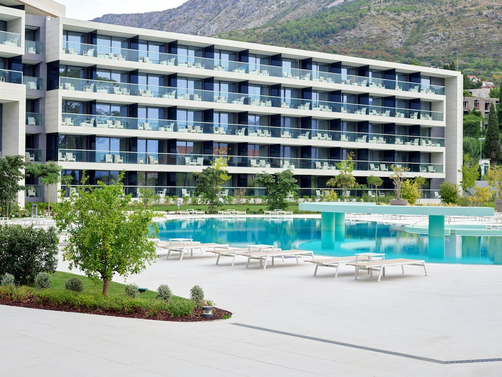 Sheraton Dubrovnik Riviera Hotel — Hotel building in Srebreno, Dubrovnik-Neretva