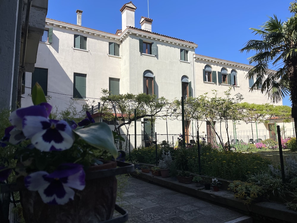 Casa Caburlotto — Hotel building in Venice, Veneto