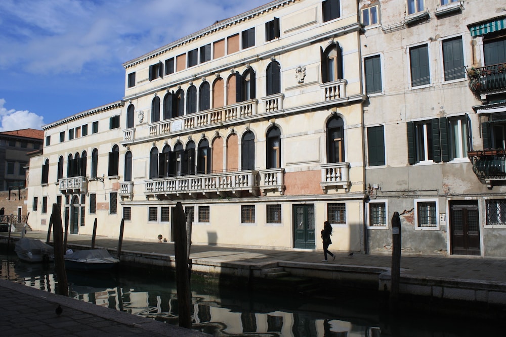 Casa Caburlotto — Hotel building in Venice, Veneto