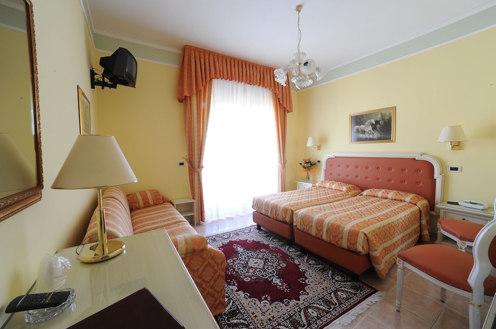 Hotel Cristallo — Hotel rooms in Malcesine, Veneto