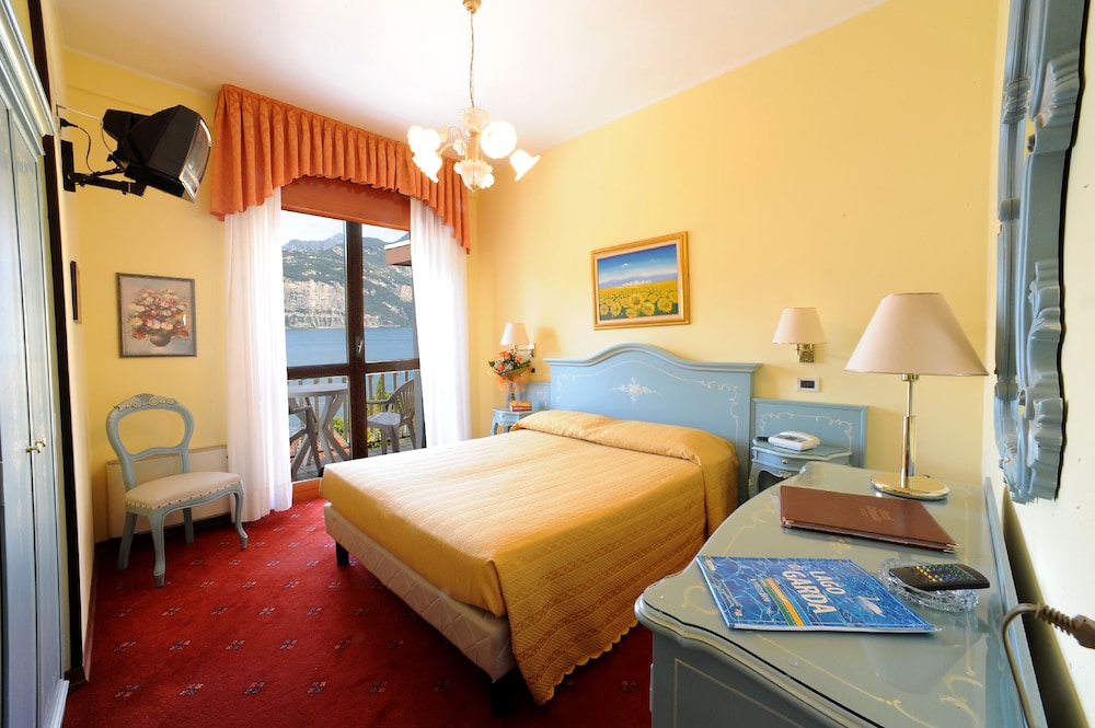 Hotel Cristallo — Hotel rooms in Malcesine, Veneto