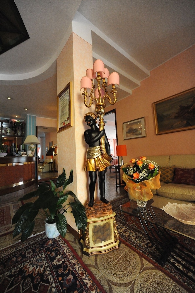 Hotel Cristallo — Hotel building in Malcesine, Veneto