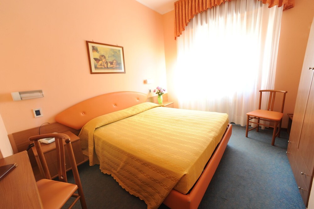 Hotel Cristallo — Hotel rooms in Malcesine, Veneto