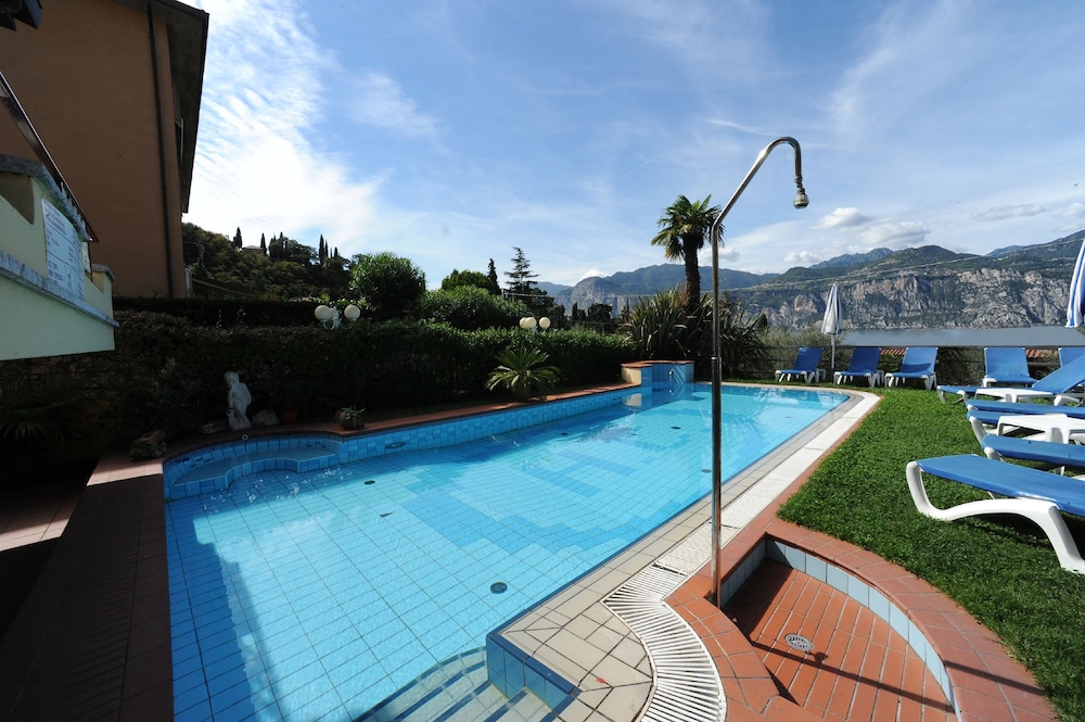 Hotel Cristallo — Swimming pool in Malcesine, Veneto