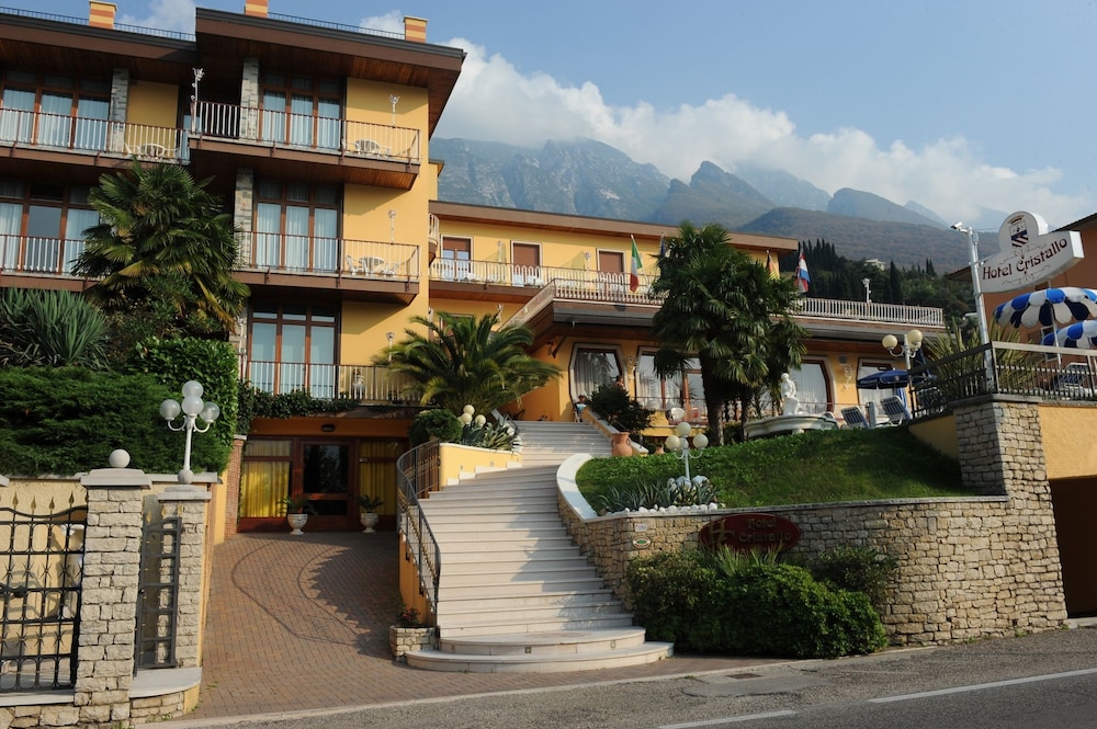 Hotel Cristallo — Hotel building in Malcesine, Veneto