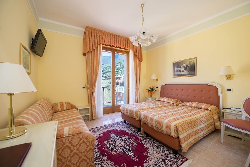 Hotel Cristallo — Hotel rooms in Malcesine, Veneto