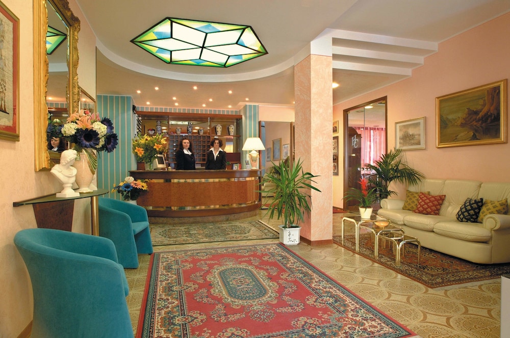Hotel Cristallo — Hotel building in Malcesine, Veneto