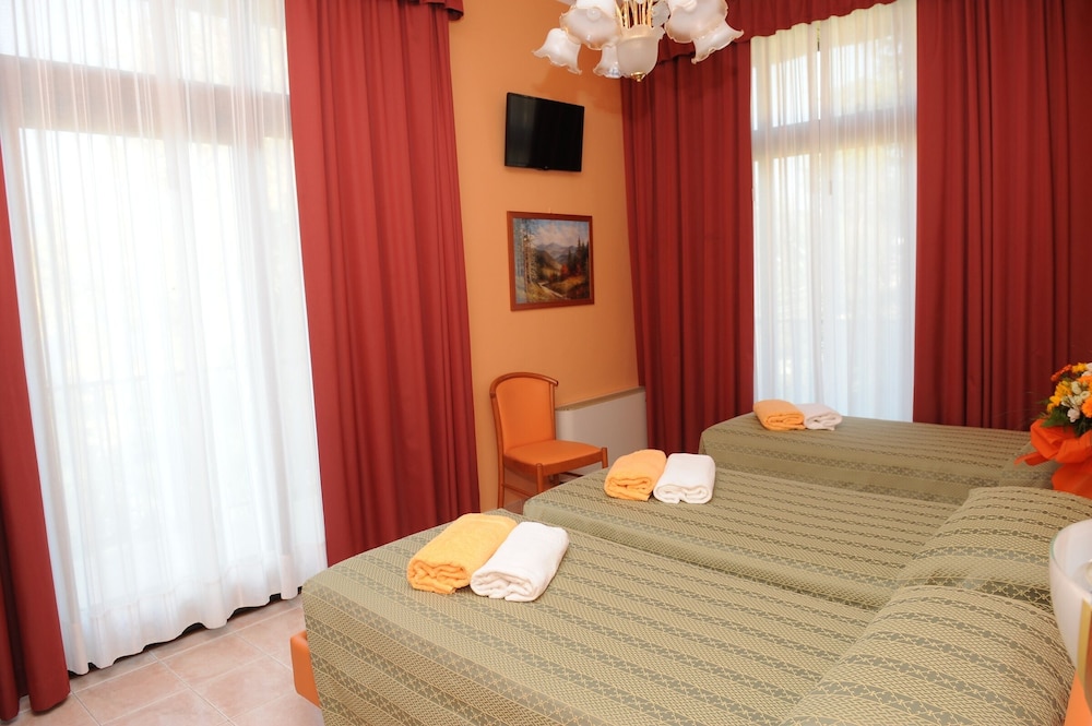 Hotel Cristallo — Hotel rooms in Malcesine, Veneto