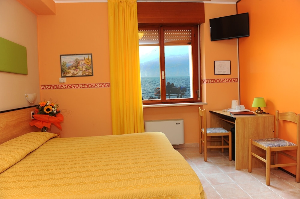 Hotel Cristallo — Hotel rooms in Malcesine, Veneto