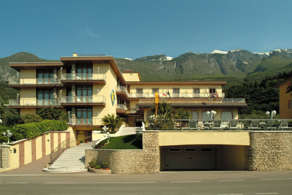 Hotel Cristallo — Hotel building in Malcesine, Veneto