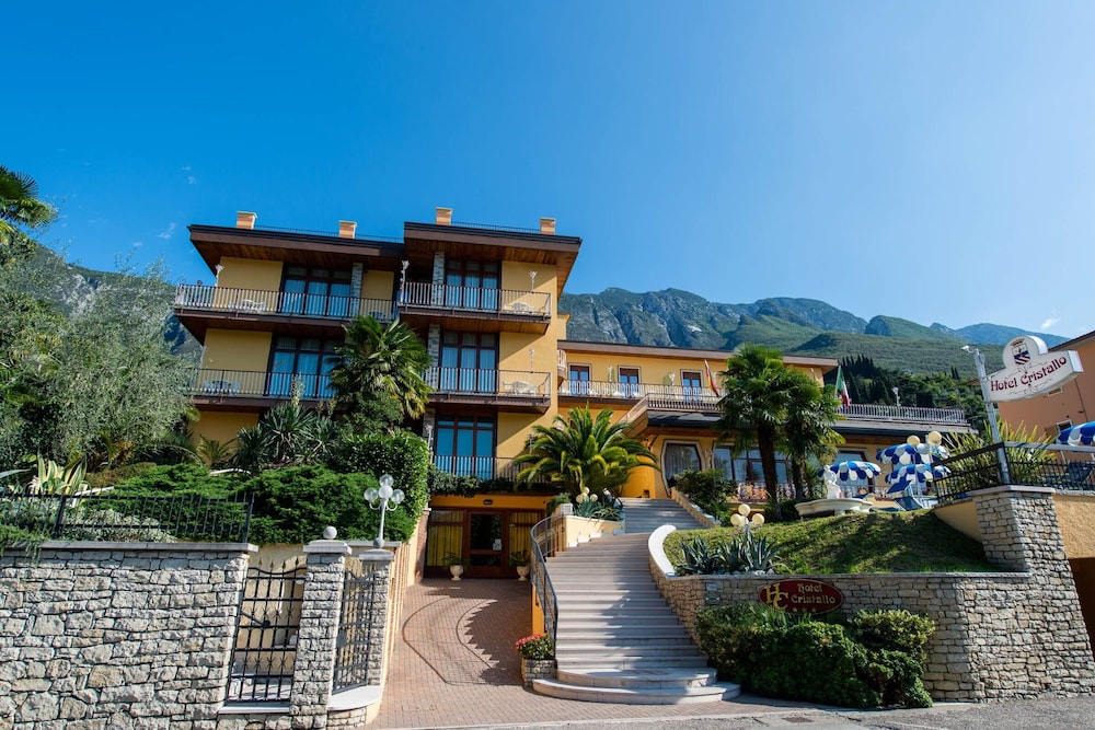 Hotel Cristallo — Hotel building in Malcesine, Veneto