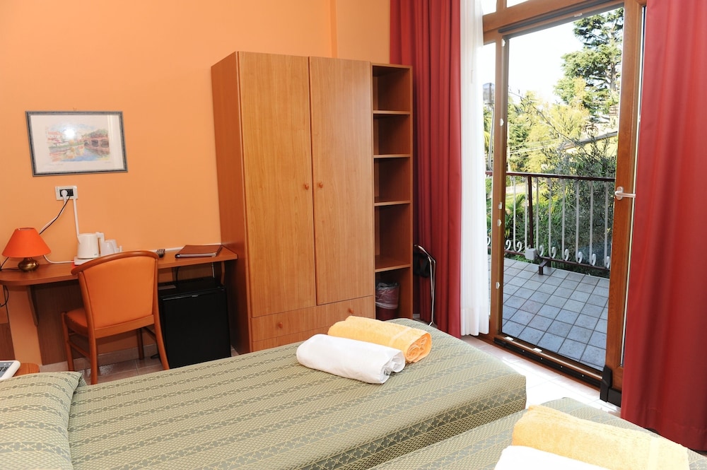 Hotel Cristallo — Hotel rooms in Malcesine, Veneto
