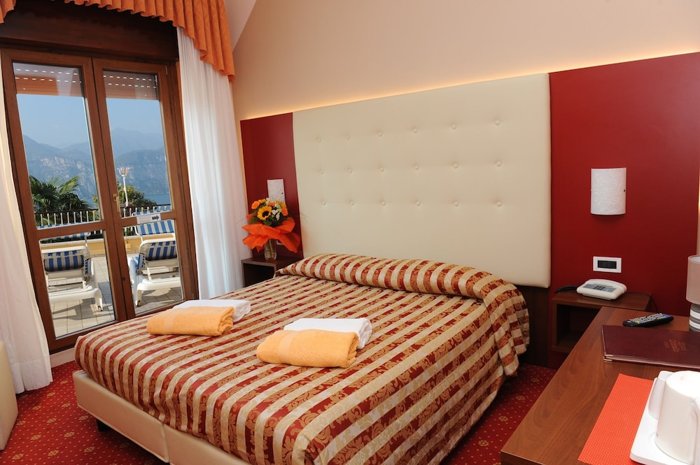 Hotel Cristallo — Hotel rooms in Malcesine, Veneto