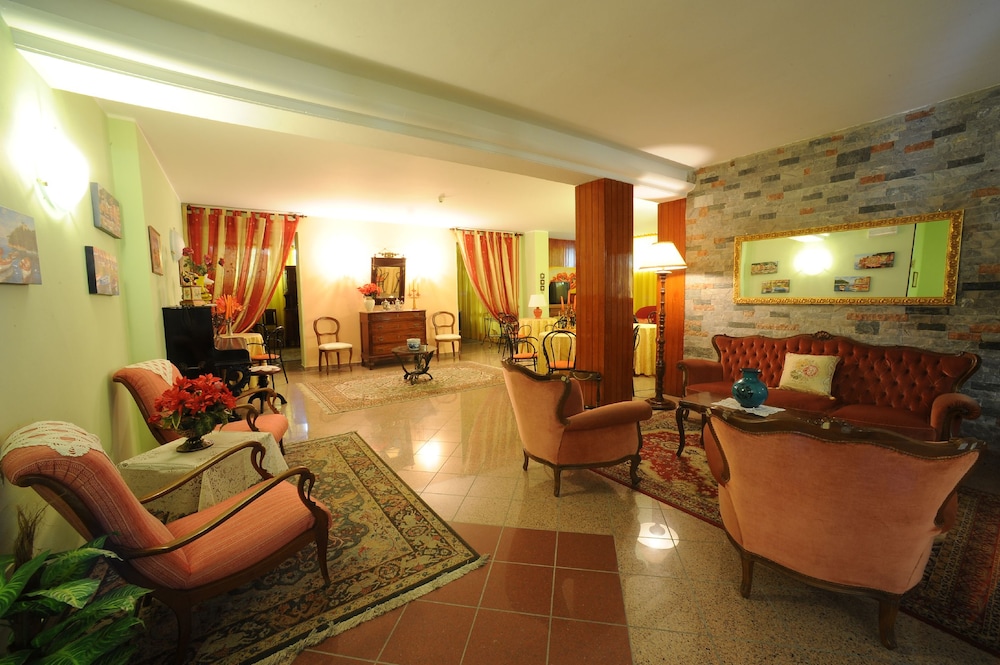 Hotel Cristallo — Hotel building in Malcesine, Veneto