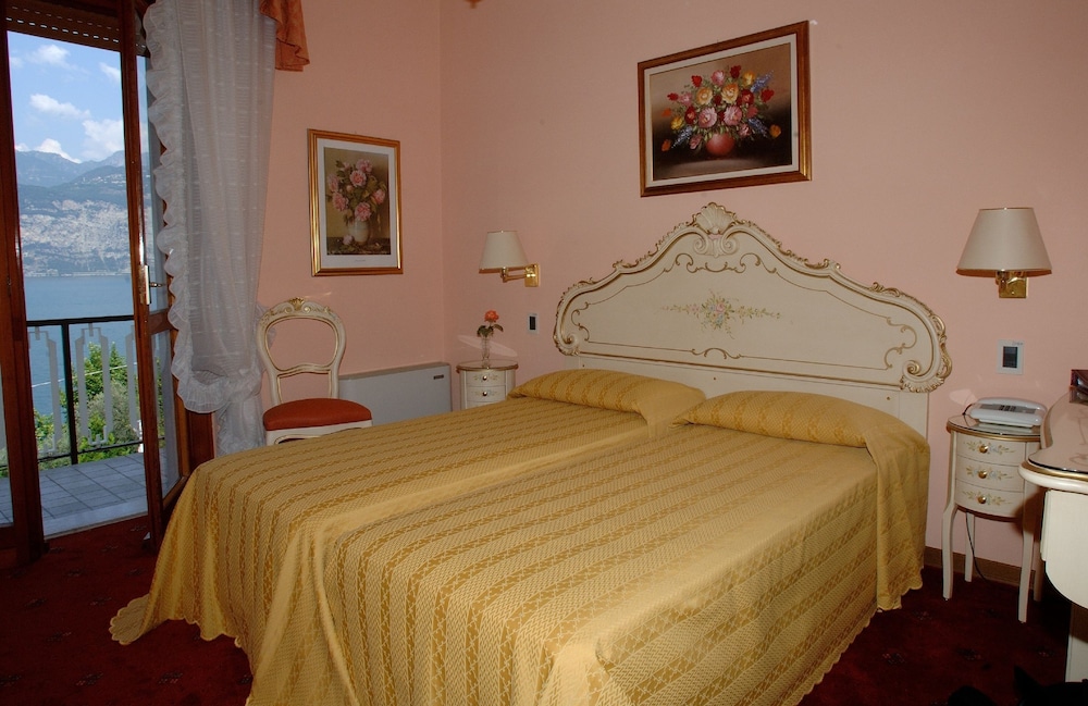 Hotel Cristallo — Hotel rooms in Malcesine, Veneto