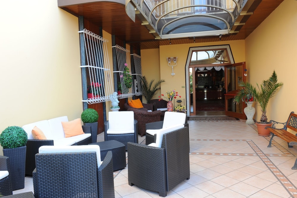 Hotel Cristallo — Hotel building in Malcesine, Veneto