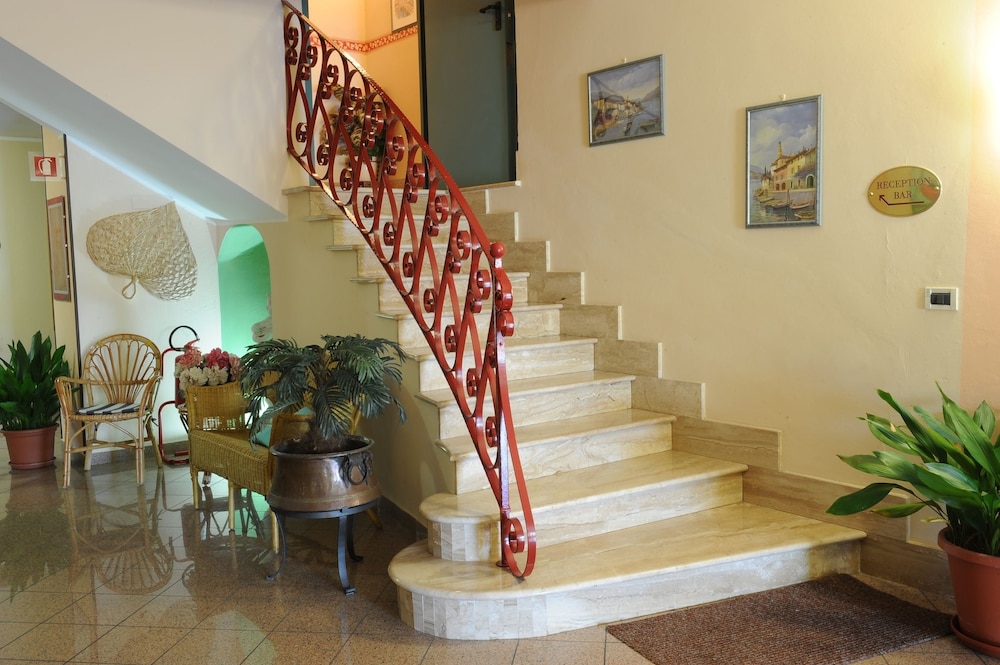 Hotel Cristallo — Hotel building in Malcesine, Veneto