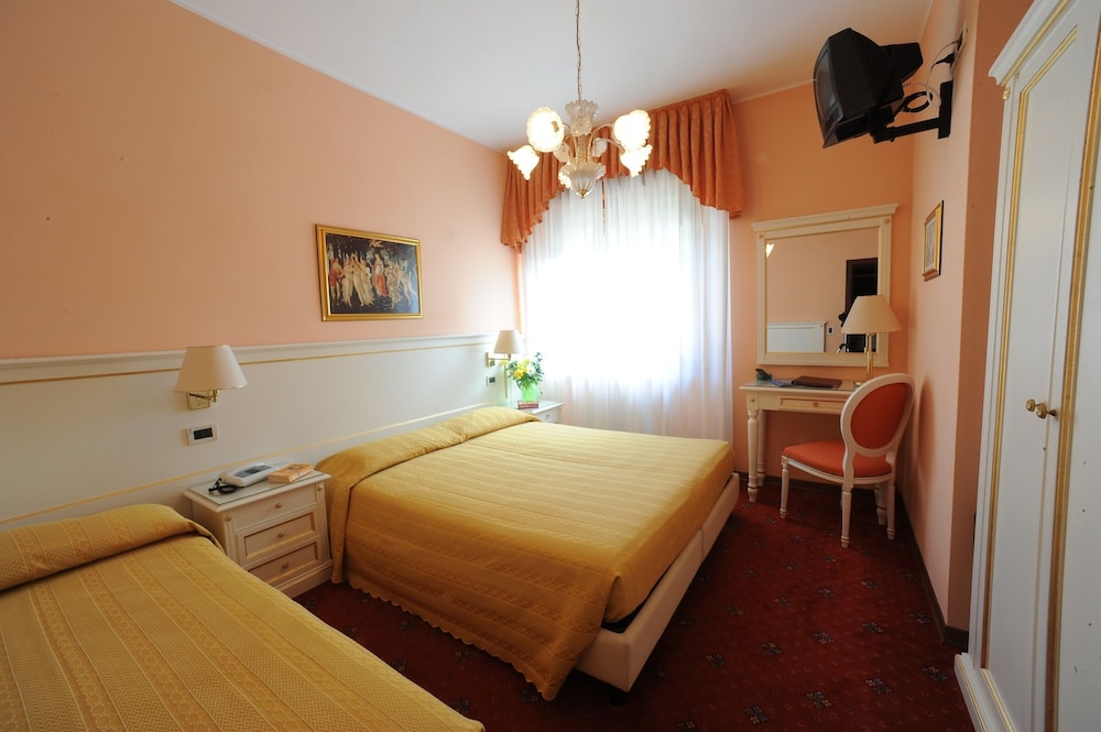 Hotel Cristallo — Hotel rooms in Malcesine, Veneto